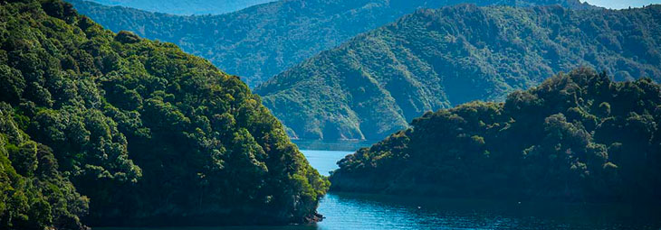 Paisagem de montanhas e rio em Wellington Nova Zelândia