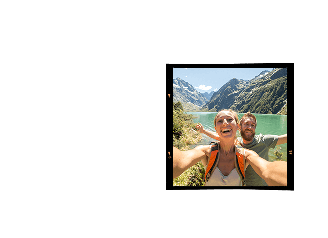 Selfie de casal de turistas em frente as montanhas de gelo da Nova Zelândia