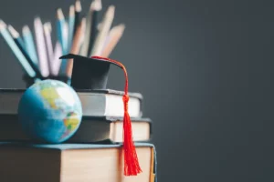 Pilha de livros com globo terrestre e vários lápis