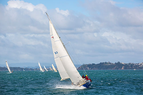 Barco a vela velejando em Auckland