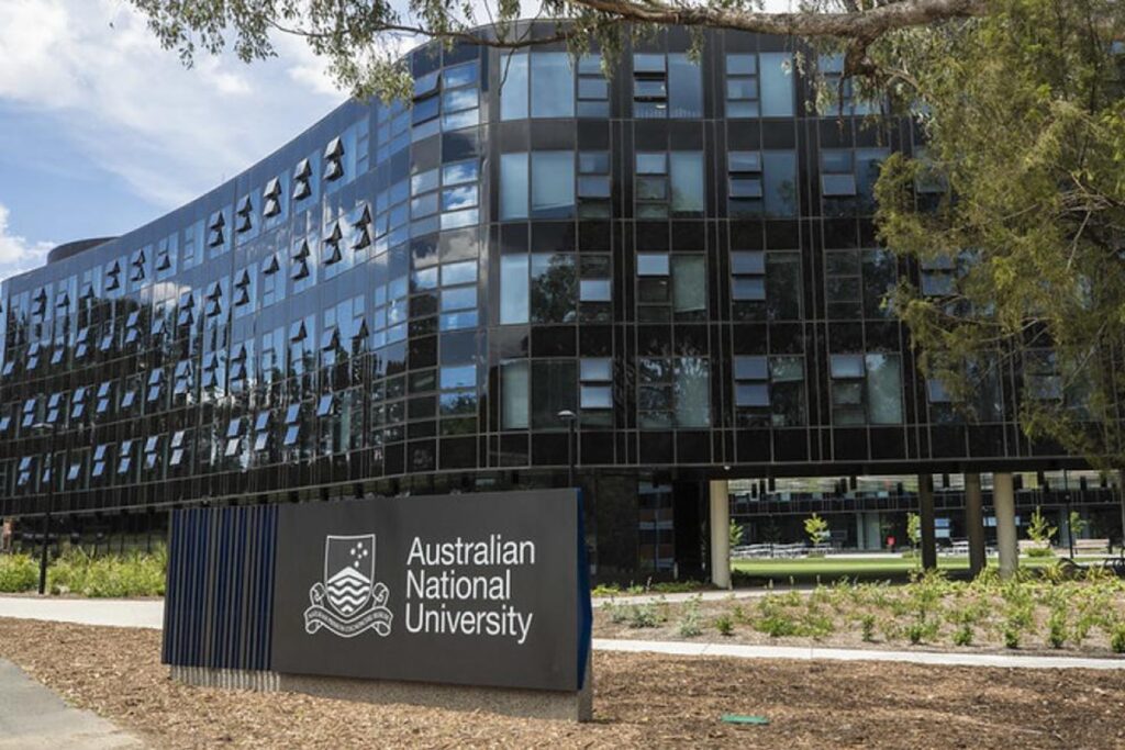 ANU Australian National University desenvolvendo os estudantes com otimismo