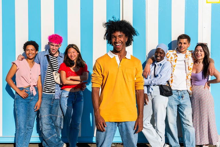 grupo de amigos diversos, com diferenças claras culturais