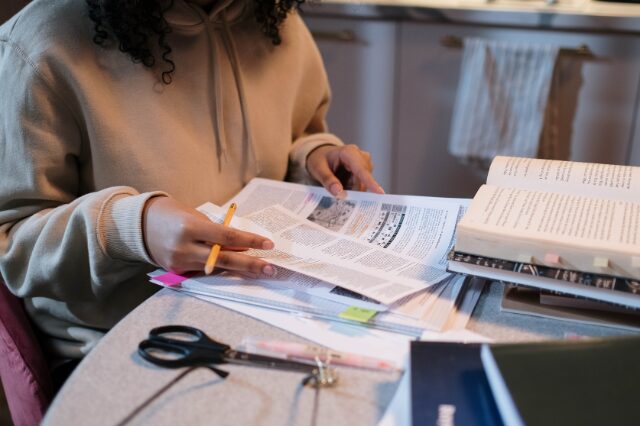 Pessoa etudando para um exame de proficiência em inglês