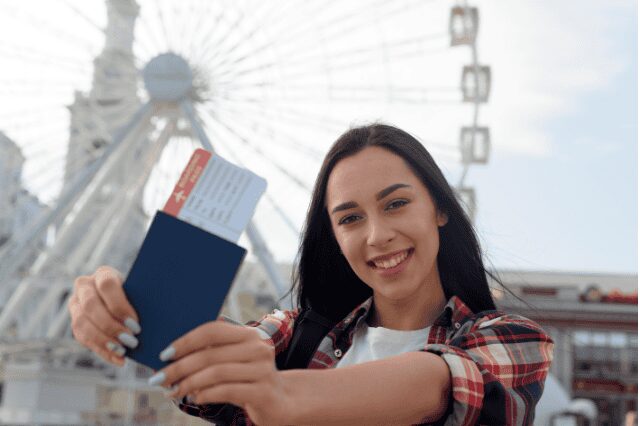 Mulher sorridente segurando o visto