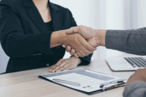 Homem e mulher apertando as mãos