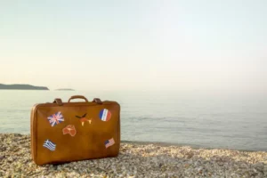 Mala de viagem com paisagem ao fundo