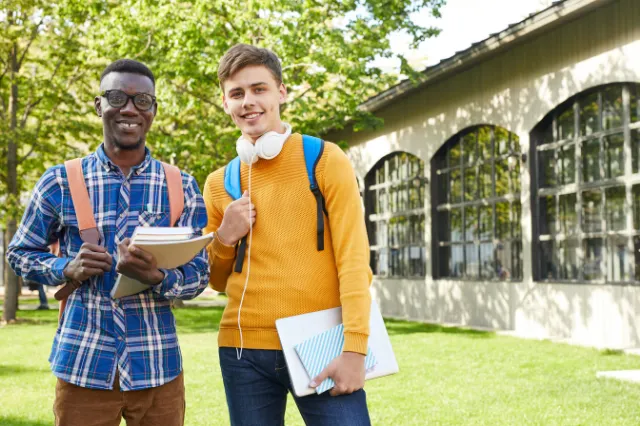Estudantes sorridentes em frente à universidade