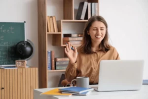 Como escolher o melhor curso de ingles para a Austrália Mulher acenando sorridente durante uma aula online