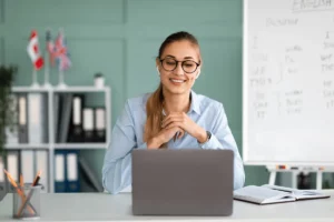Curso de inglês online Austrália Mulher assistindo aula de inglês online