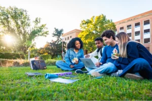 Jovens estudantes em conversa ao ar livre