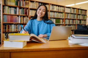 Jovem estudante sorridente em biblioteca